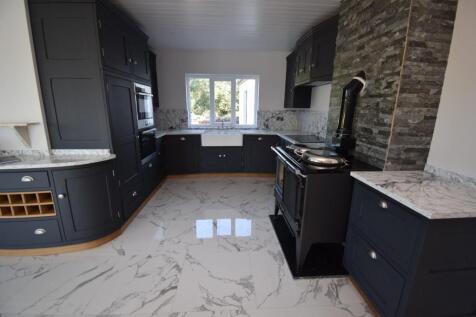 Kitchen (3).JPG