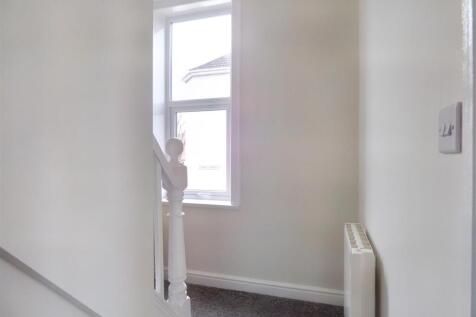 Flat 2 88a Station Road- entrance hall.jpg