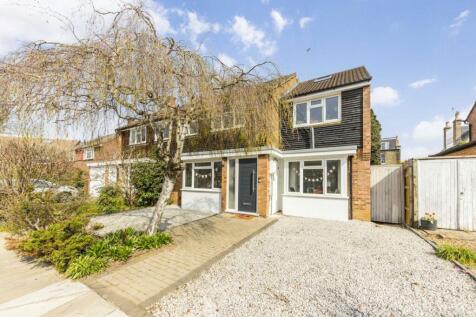 A well presented four bedroom family home situated within a quiet cul-de-sac, offering spacious and versatile accommodation arranged over three floors