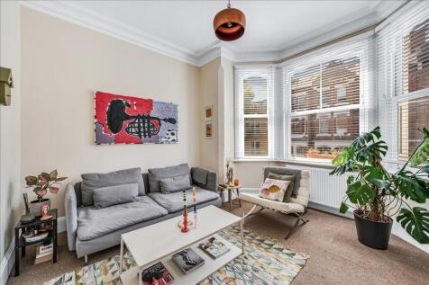 An unfurnished one bedroom first floor flat located within a short walk of Shepherd's Bush Green. The flat is presented in good condition throughout having just been painted throughout and comprises o