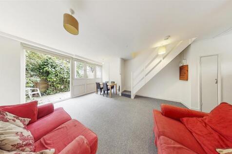 3 double bedroom maisonette with rear garden located close to Mile End Station and Queen Mary University.