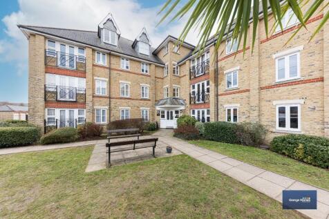 Whitakers Lodge, Gater Drive, Enfield, EN2 0JPThis bright and well-presented two-bedroom ground floor flat is situated within the desirable gated development of Whitakers Lodge, offering secure livin
