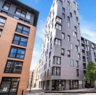 This bright and modern studio apartment in the prestigious Luxe Tower, E1, is available to rent immediately and comes fully furnished, offering a stylish and convenient city lifestyle. The open-plan l