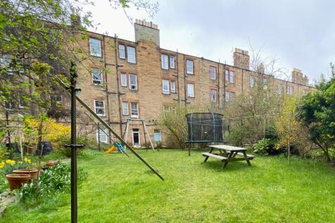 A spacious, pet-friendly, part-furnished 2 double bedroom flat located in the desirable Newington area within easy reach of the University of Edinburgh's King's Buildings. Located on a quiet street in