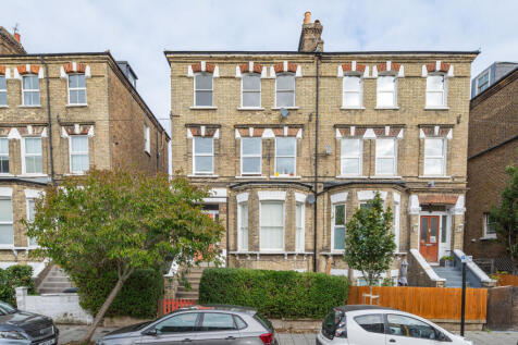 3 Bedroom Flat in SW2 5BD