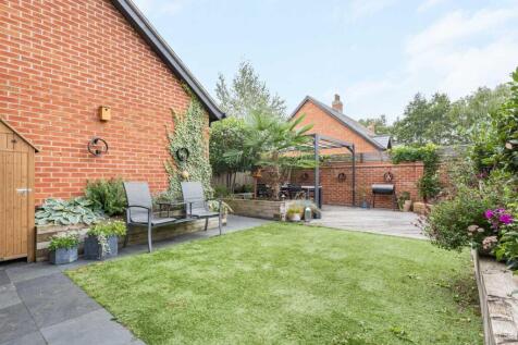 Rear garden to pergola