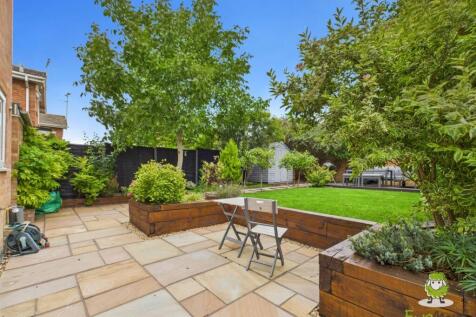 EweMove Basingstoke Avon Road Rear Garden