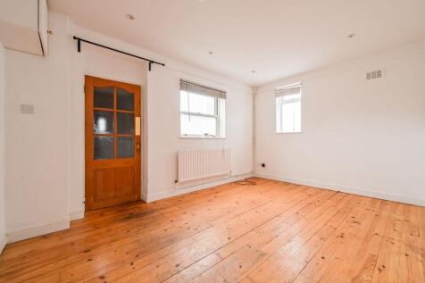 LONG LET. Well presented 2 bedroom ground floor flat offering bright interiors, sleek shower room, separate modern kitchen and a charming reception room.