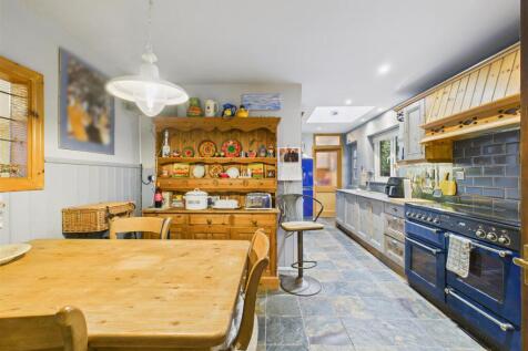 'L' shaped Dining Kitchen