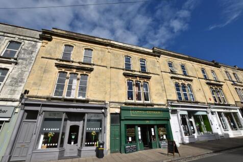 A lovely top floor 1 bedroom flat in the heart of Cotham Hill. The flat has newly installed double glazed sash windows, and its therefore flooded with natural light. The landlord will also consider pe
