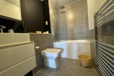 28, Neptune -Bathroom.jpeg