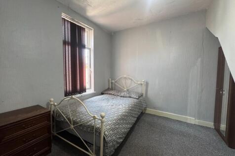 Located in Sparkhill (B11 3SH), this property is close to ALDI, LIDL, ASDA Small Heath, Stratford Road Shopping Parade, GP surgeries, pharmacies, and frequent bus routes, with excellent links to Birmi