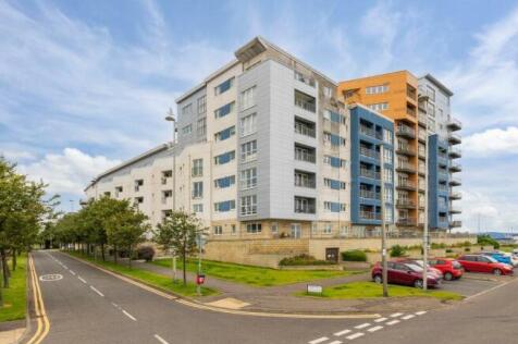 We are delighted to bring to the market this modern ground floor flat offering a generously proportioned living area, quietly situated in an established modern development. This furnished 1 bedroom pr