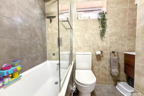 Bathroom 2 (3).jpg