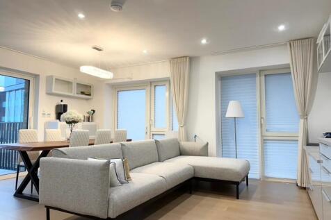 Exceptional Three-Bedroom Apartment | Large Private Terrace | 24-Hour Concierge | Gym | Swimming Pool | Near Hammersmith Stations