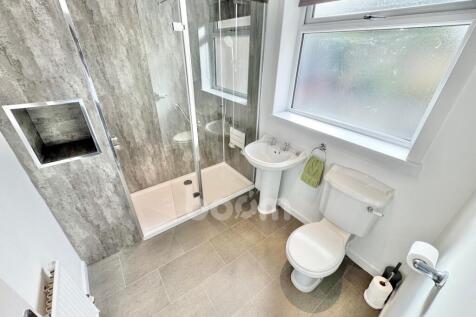 Arran Crescent, Beith shower room pic