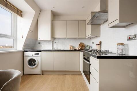 Eastwood Close, E18