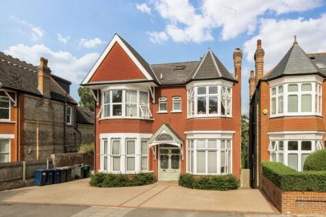 Bright 1 bedroom split level conversation. Lounge, fitted kitchen, double bedroom, bathroom. gas central heating. Communal gardens
