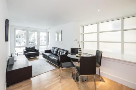 A modern and furnished one bedroom apartment located in this riverside development in the City of London, moments from St Pauls and Blackfriars. Benefits from daytime concierge and is close to fantast