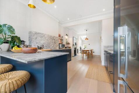 Kitchen (2).JPG