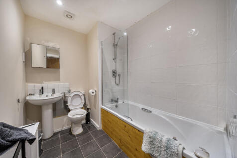 1384712-1-6928603...