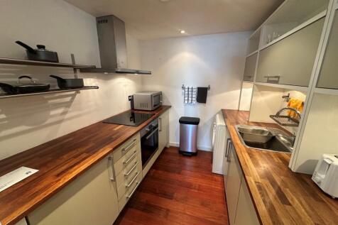 ** Zero Deposit Guarantee Available **
Luxury two-bedroom, two-bathroom apartment in the iconic Beetham Tower, located in Liverpool's popular Business District. Offered fully furnished and benefiting