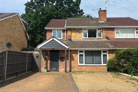 4 bed semi-detached house for rent in Oakwood, Church Crookham, Fleet, Hampshire, GU52