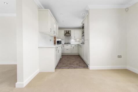 Dining & Kitchen Area