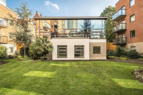 A modern three-bedroom house in a desirable development in Westminster. The property comprises stunning bright and open living space and modern kitchen and balcony on the first floor, two large double
