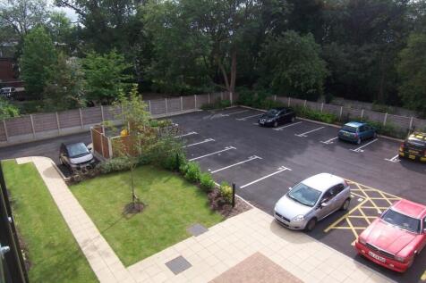 Stunning Apartment. Located on The Whalley Range/Chorlton Border its a short distance to the Restaurants, Bars and the Heart of City Centre Manchester or the vibrant Chorlton Village. On the first flo