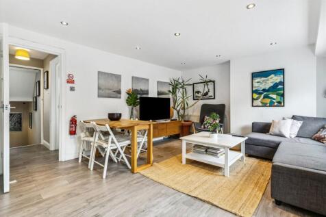 A lovely and spacious two bedroom apartment set within a Victorian Conversion. The property is presented in great condition throughout and comprises a large open-plan kitchen/reception room, two doubl