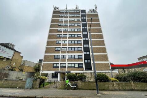 A spacious and particularly light studio apartment on the 5th floor or a secure, well maintained private development just two minutes walk from Finsbury Park station and close to numerous shops and am