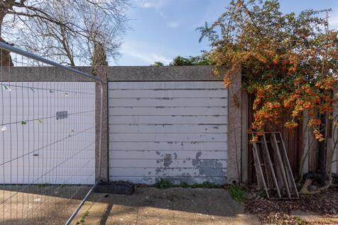Scoter Close, IG8
