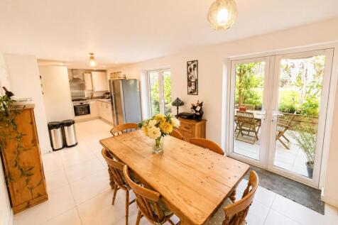 70 Chamberlyne Cresent, Kitchen-dinner.jpg