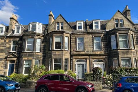 A bright and spacious two-bedroom, ground-floor flat in one of the most prestigious areas of the city. Boasts a large private rear garden with apple trees, decking and a patio area. It has a modern ki