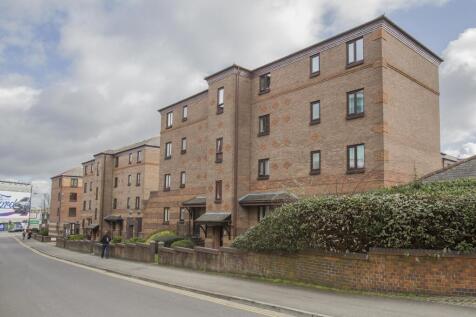 **VIRTUAL VIEWING AVAILABLE** GARAGE AND COMMUNAL GARDENS. OWN PRIVATE ENTRANCE. Lovely one bedroom furnished apartment with its own entrance in a popular city centre development close to Temple Meads