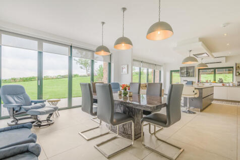 8690772-interior2...