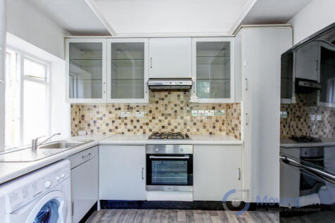 Nestled in the charming area of West Dulwich, this delightful double room offers a unique living experience and is perfect for those seeking comfort and convenience. The room is available immediately