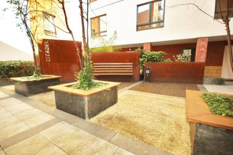 Check out this spacious and bright two large double bedroom, two bathroom apartment with SECURE PARKING. Boasting a large corner leather sofa in the living room and great sized double bedrooms with st