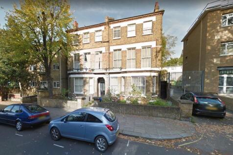 Hunters Camden are delighted to present this well-proportioned three-bedroom furnished flat in the heart of vibrant Kentish Town. This charming Victorian conversion offers three equally proportioned,