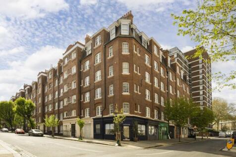 This one-bedroom, top floor property, is located in a well maintained Mansion block. The apartment is full of character, which lots of natural light and a newly refurbished bathroom. The secure buildi