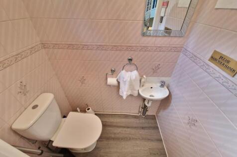 w.c top of stairs.jpg