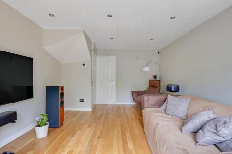 12-2a8cJHPropWorld - 14 Sandown Close - 13.jpg