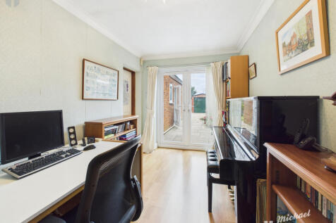 CAM03852G0-PR0396-STILL007