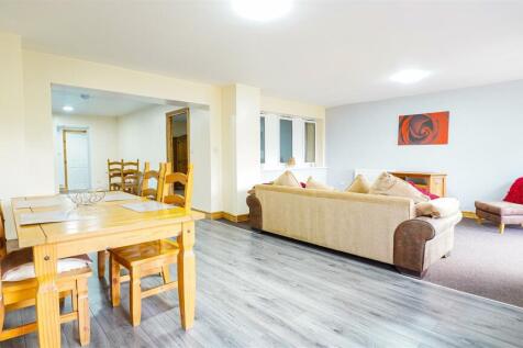 OPEN PLAN LIVING/ DINING / KITCHEN AREAS