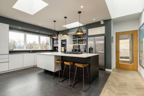 6 bed, 4 bath Detached in Edinburgh - Photo 5
