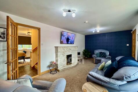 Lochlibo Court, Irvine lounge pic