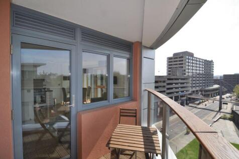 A stylish and modern apartment in the Eclipse Tower, BS1. AVAILABLE 7TH AUGUST. Furnished with white goods. Large balcony overlooking Castle Park, lift access, parking options locally. WATER INCLUDED