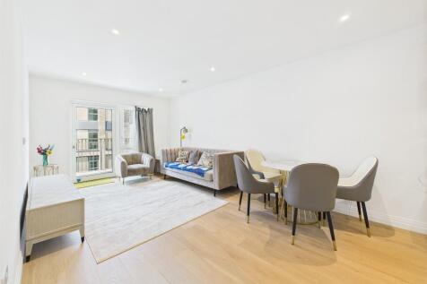 Modern and delightful 2 bedroom, 2bathroom flat in a great location, spacious layout, spa, gym, cinema room, 24-hour concierge, and excellent transport links.