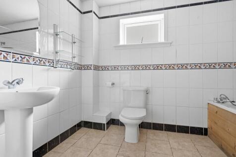 4 bed, 2 bath Detached Bungalow in Cardiff - Photo 10